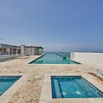 Artsy Oceanview Condo W Incredible Rooftop Pool